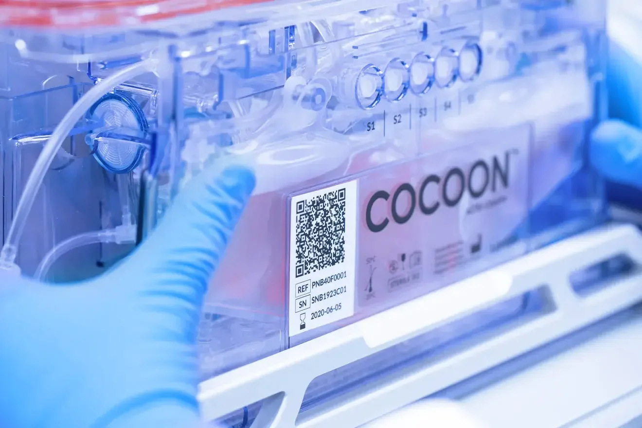 Cocoon_45 - blue gloves